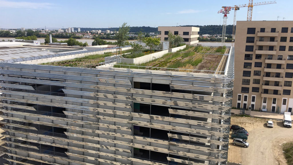 COBAREC réalise le bardage inox de la toiture jardin.